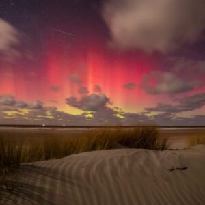 Noorderlicht boven zee, gezien vanaf het duin op Terschelling