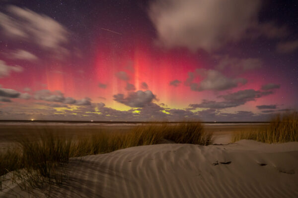 Noorderlicht boven zee, gezien vanaf het duin op Terschelling