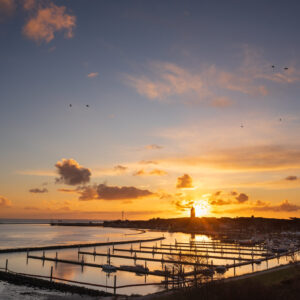 Het uitzicht vanaf baai Dellewal op West-Terschelling tijdens een mooie zonsondergang